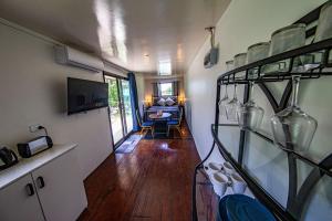 Televiisor ja/või meelelahutuskeskus majutusasutuses MAUI CREEK BURE'S Tiny home by the creek!