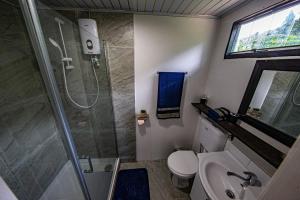 Vannituba majutusasutuses MAUI CREEK BURE'S Tiny home by the creek!