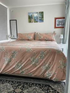 1 dormitorio con 1 cama con sábanas y almohadas rosas en Apartment La Serena Pacifico, en La Serena