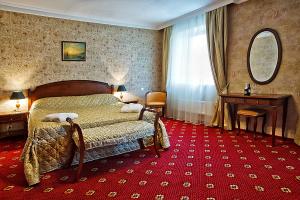 Un pat sau paturi într-o cameră la Lecco Hotel