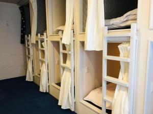 Relak Guest House 登別 Station客房内的一张或多张双层床