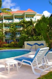 A piscina localizada em Blue Orchids Beach Hotel ou nos arredores