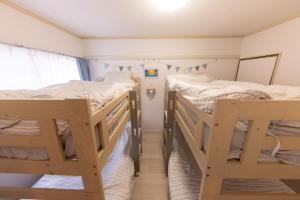 サザンビーチヴィラ ビーチまで徒歩5分 無料駐車場付 最大5名 湘南ライフ客房内的一张或多张床位