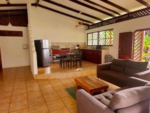 ein Wohnzimmer und eine Küche mit einem Sofa und einem Tisch in der Unterkunft Caribbean Sea Towers Hotel in Puerto Viejo