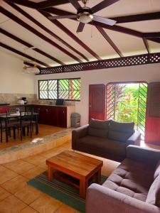 ein Wohnzimmer mit einem Sofa und einem Tisch in der Unterkunft Caribbean Sea Towers Hotel in Puerto Viejo