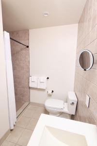 łazienka z toaletą i prysznicem w obiekcie Laguna Surf Lodge by SCP Hotels w mieście Laguna Beach