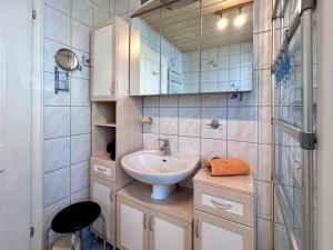 un baño con lavabo y espejo en Ferienwohnung Uschis Sommergarten - Gartenidyll im Allgäu, en Wangen im Allgäu 21 fotos más