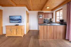 een keuken met houten kasten en een aanrechtblad bij Duxeranger D Top 2 in Krimml