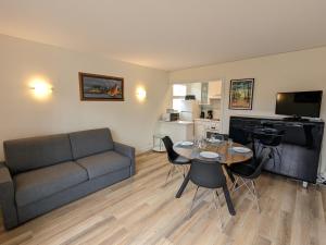 Zdjęcie z galerii obiektu Charmant Studio Cabine avec Grande Terrasse et Proximité Plage à Arcachon - FR-1-420-125 w Arcachon