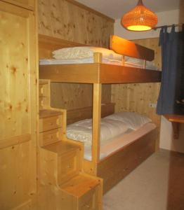 een kamer met 2 stapelbedden bij Haus Sonnbichl Top 3 in Krimml