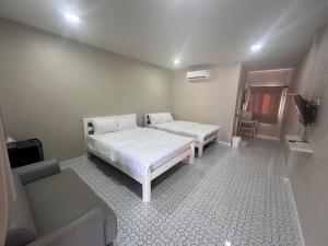 Postel nebo postele na pokoji v ubytování Juni House Chumphon