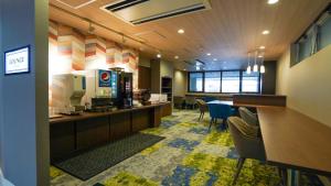 een kantoorlobby met een koffiestation en een cafetaria bij Hotel New Gaea Yanagawa in Yanagawa
