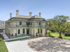 ein altmodisches Haus mit großem Garten in der Unterkunft Myers Manor I Geelong CBD in Geelong