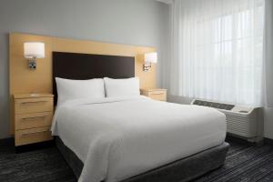 Un pat sau paturi într-o cameră la TownePlace Suites San Jose Santa Clara