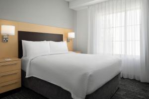 Säng eller sängar i ett rum på TownePlace Suites San Jose Santa Clara