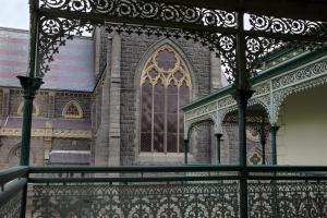 una valla de hierro ornamentada frente a una iglesia en Myers Manor I Geelong CBD en Geelong