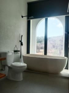 Ένα μπάνιο στο Losbaba Komodo Villa