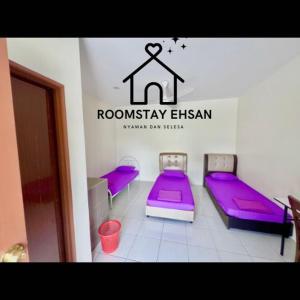 Postel nebo postele na pokoji v ubytování Roomstay Ehsan 2