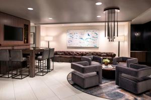 - un salon avec un canapé, une table et des chaises dans l'établissement San Francisco Airport Marriott Waterfront, à Burlingame