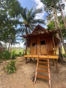 uma pequena casa na árvore com uma escada em frente em Lily's Beach Bungalows em Koh Rong Island