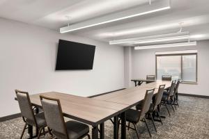 une salle de conférence avec une grande table et des chaises dans l'établissement TownePlace Suites by Marriott Wentzville, à Wentzville