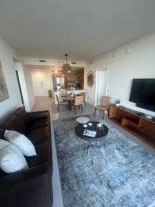 uma sala de estar com um sofá e uma mesa em APARTMENT FOR RENT 2 BED 2 BATH 1 Parking DOWNTOWN DORAL em Miami