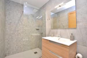 La salle de bains est pourvue d'un lavabo et d'une douche. dans l'établissement Playa - Garaje - Moderno - Arena23, à Gijón