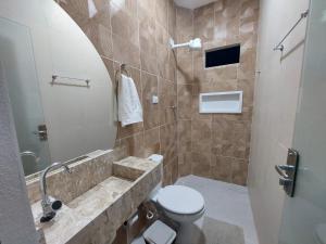 W łazience znajduje się toaleta, umywalka i prysznic. w obiekcie Pousada Luz do Sol w mieście Piranhas