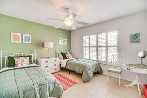Katil atau katil-katil dalam bilik di Hobe Sound Villa with Screened Porch 4 Mi to Beach