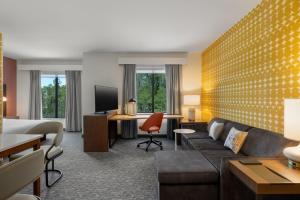 una camera d'albergo con divano e letto di Residence Inn Panama City Beach Pier Park a Panama City Beach