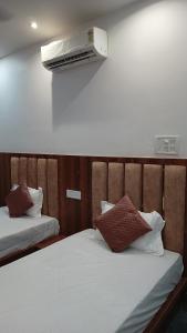 Un pat sau paturi într-o cameră la Swastik Bhumi