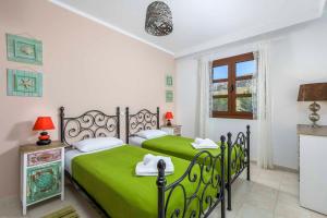 Postel nebo postele na pokoji v ubytování Lindos Emerald