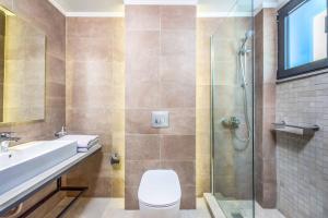 une salle de bain avec toilettes, lavabo et douche dans l'établissement Lambis Athina, à Lindos 11 autres photos