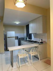 Η κουζίνα ή μικρή κουζίνα στο 1Tebrau by Portofino Luxury Home