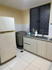 Η κουζίνα ή μικρή κουζίνα στο 1Tebrau by Portofino Luxury Home