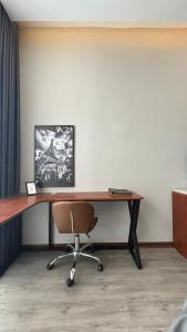 - un bureau avec une chaise dans la chambre dans l'établissement Mango Hotel - Ha Noi Railway station, à Hanoï