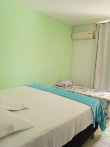 Habitación pequeña con cama y cortina en Pousada Márcia Elizondo en Belém