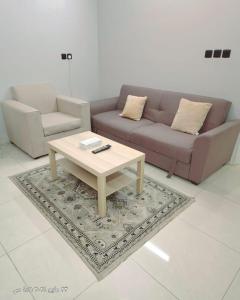 麥地那的住宿－السلطان شقق سكنية مستقلة Private independent，带沙发和咖啡桌的客厅