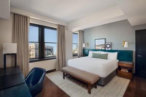 波特蘭的住宿－普萊斯酒店- 傲途格精選酒店，酒店客房设有一张床、一张书桌和窗户。