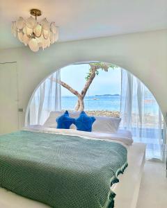 1 dormitorio con 1 cama y vistas al océano en Cordelia Villa Koh Larn en Ko Larn