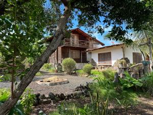 una casa con un jardín delante de ella en El Pajas en Puerto Velasco Ibarra