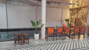 uma sala de jantar com mesa, cadeiras e luzes em Celia Boutique Hotel em Phong Nha