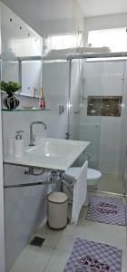 ein weißes Badezimmer mit Waschbecken und Toilette in der Unterkunft Suíte Singular in Boa Vista