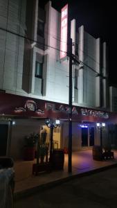 un edificio con una señal para un teatro por la noche en Hotel Plaza Express en Torreón
