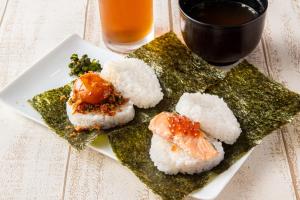 諫早市にある長崎チャペルココナッツ・ホテル&リゾートの寿司皿(米、ビール一杯)