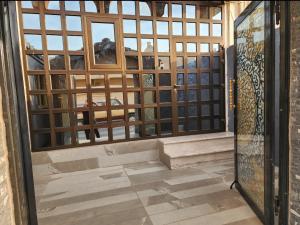 una entrada a una habitación con una puerta de cristal en الجبيل, en Al Jubail