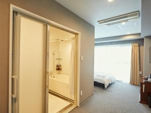 Kama o mga kama sa kuwarto sa EZ HOTEL Kansai Airport Seaside