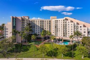 una vista aerea di un hotel con parco di Newport Beach Marriott Bayview a Newport Beach