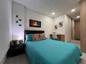 Ένα ή περισσότερα κρεβάτια σε δωμάτιο στο Apartaestudio en Bogotá +20 φωτογραφίες