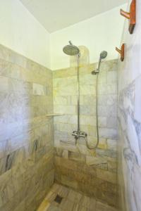 長灘島的住宿－Tropicana Ocean Villas，带淋浴喷头的浴室